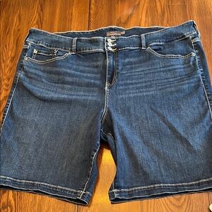 Torrid Blue Jean Shorts Stretchy Denim Relaxed Fit Bermuda Jegging high-rise